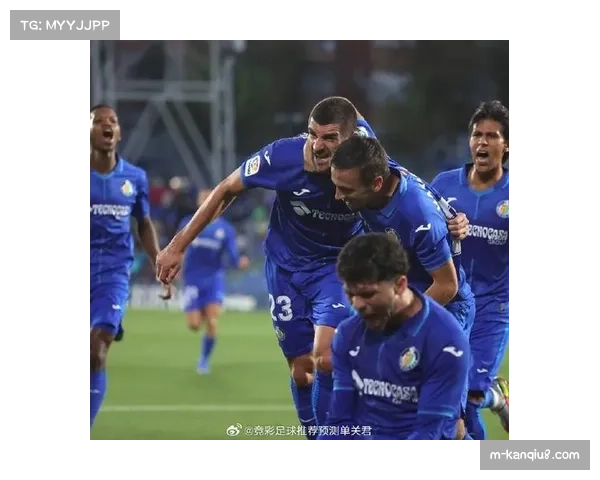 现场特写：暴雨中的西班牙人主场，球迷高歌助球队保级